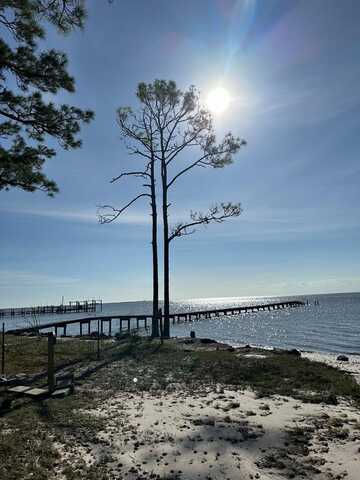 81 Arizona St, Carrabelle, FL 32323