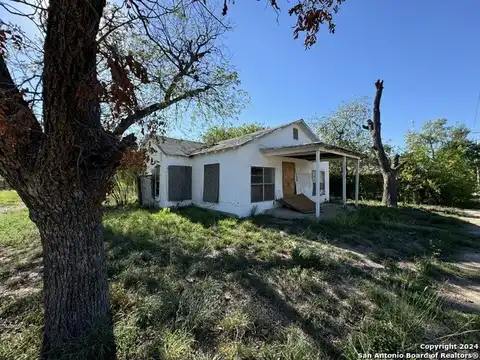 265 PRAIRIE ST, Uvalde, TX 78801