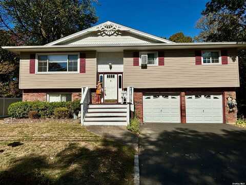 39 Pearl Court, Sayville, NY 11782