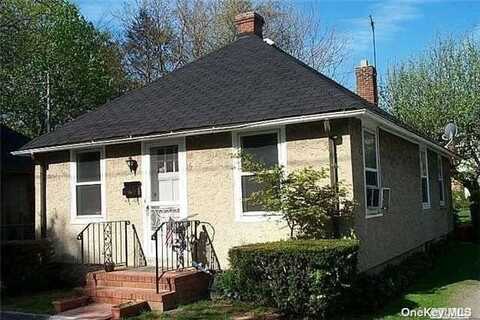 16 Helen Lane, Great Neck, NY 11024