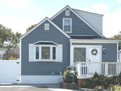 215 Lido Parkway, Lindenhurst, NY 11757