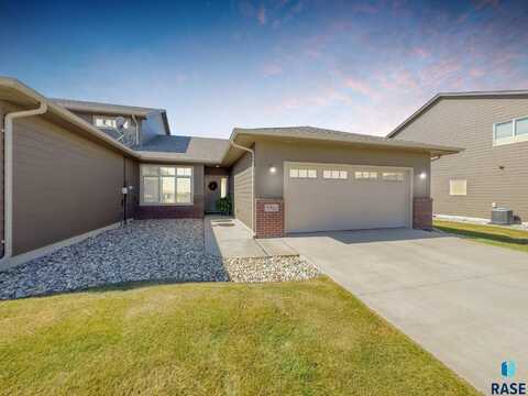 5701 S Yarrow Trl, Sioux Falls, SD 57108