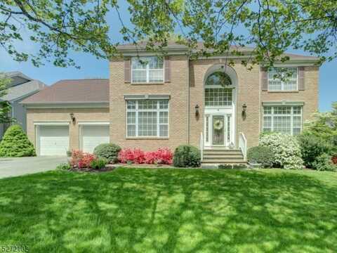 4 Eliot Ct, Roxbury Township, NJ 07852