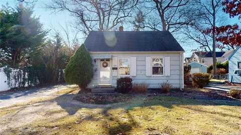 218 Mcneil Street, Sayville, NY 11782