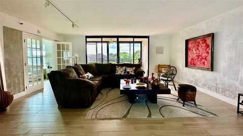 7582 NE Regency Lake Dr, Boca Raton, FL 33433