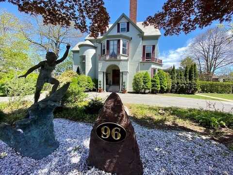 96 Rhode Island Avenue, Newport, RI 02840