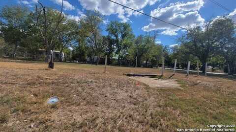 304 E Hunt St, Pleasanton, TX 78064