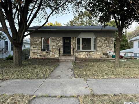 1126 Maple Dr, MASON CITY, IA 50401