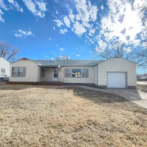 136 W 16th St, Russell, KS 67665