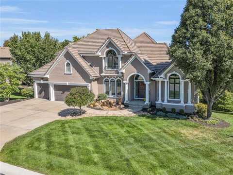 8190 Shoreline Drive, Parkville, MO 64152