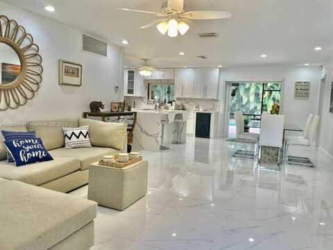 607 S Highland Dr, Hollywood, FL 33021