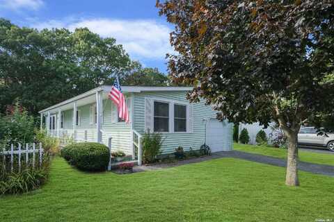 125 W Village Circle, Manorville, NY 11949