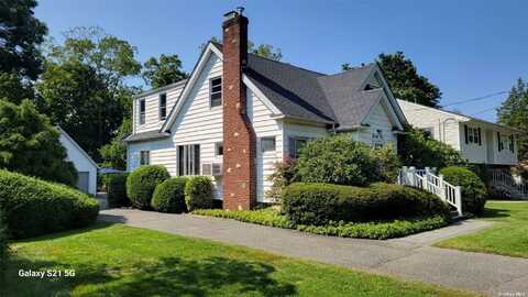 29 7th Avenue, Huntington Station, NY 11746