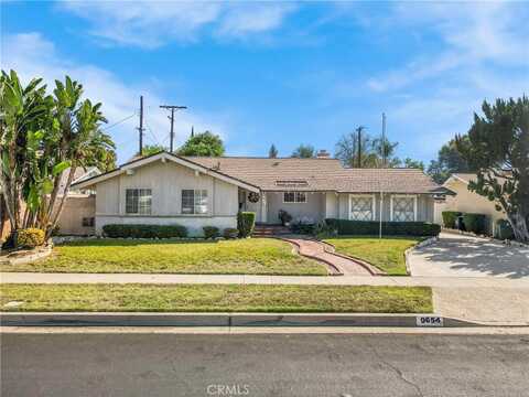 9654 Quakertown Avenue, Chatsworth, CA 91311