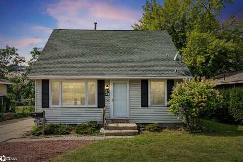 3339 Oakland Road NE, Cedar Rapids, IA 52402