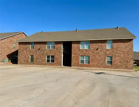 123 Rawlings Drive, Clinton, OK 73601