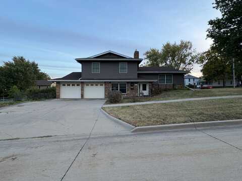 405 E Spring St, Sigourney, IA 52591