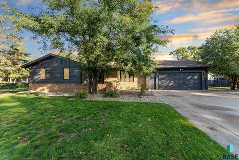 516 E Sunnybrook Dr, Sioux Falls, SD 57105