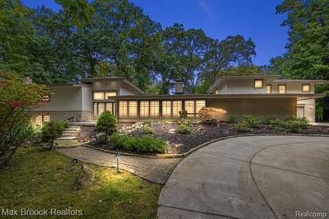 1780 Woodgrove Lane, Bloomfield Hills, MI 48302