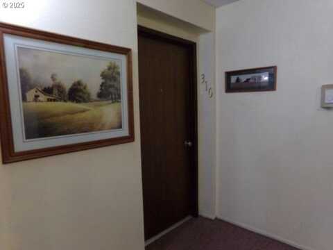 950 EVERGREEN RD, Woodburn, OR 97071