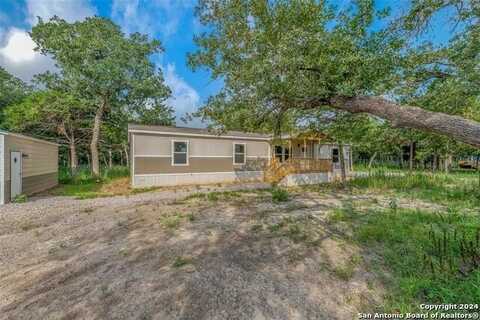 910 Swallows Ln, Seguin, TX 78155