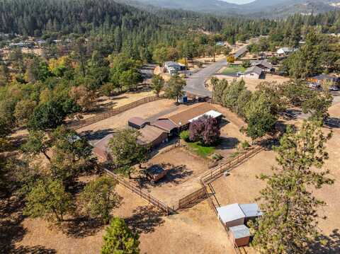 6100 Rogue River Drive, Eagle Point, OR 97524