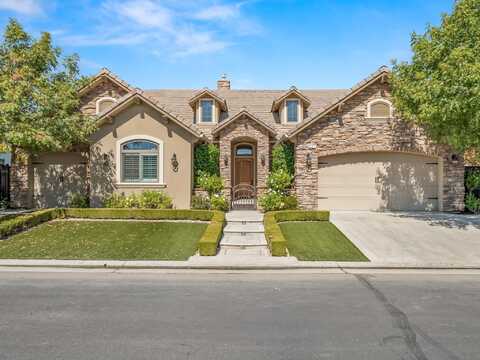 501 W Derbyshire Lane, Clovis, CA 93619