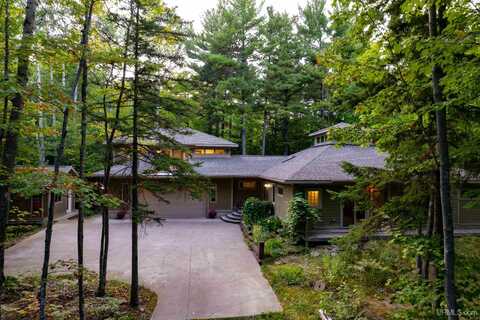 402 County Road 550, Marquette, MI 49855