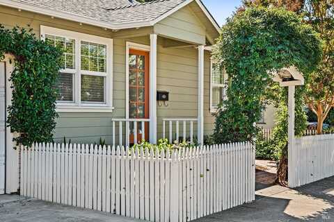 216 Plaza Street, Healdsburg, CA 95448