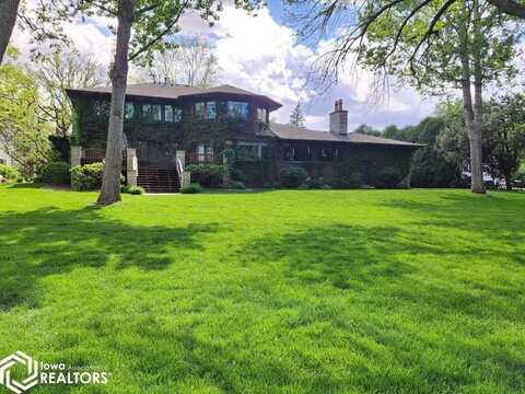 125 N Crescent Drive, Mason City, IA 50401