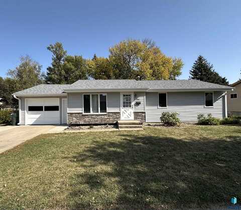 1112 N Lindale St, Luverne, MN 56156