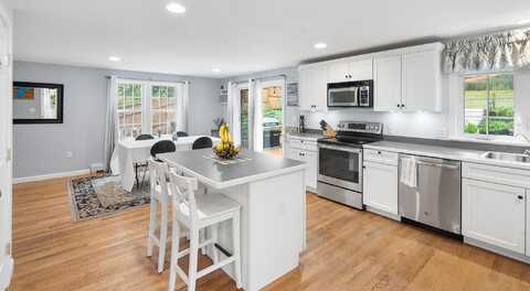 31 Lovells Lane, Mashpee, MA 02649