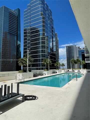 1200 Brickell Bay Dr, Miami, FL 33131