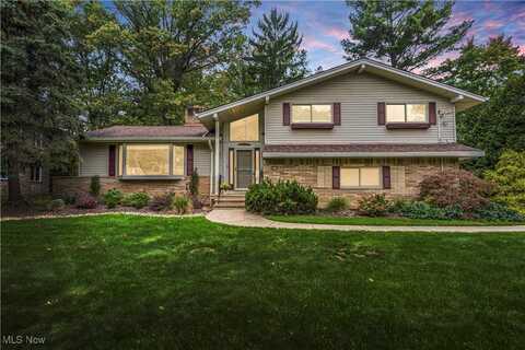 8010 Robin Lane, Brecksville, OH 44141