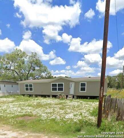 125 live oak, Devine, TX 78016