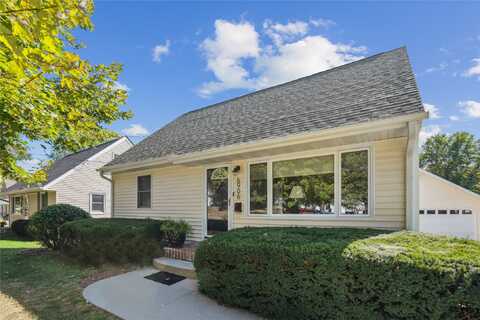 6906 Roseland Drive, Urbandale, IA 50322