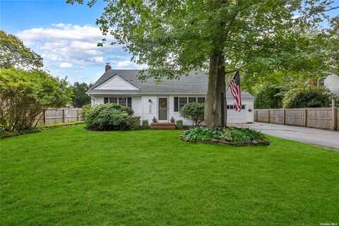 273 Oakwood Avenue, Bayport, NY 11705