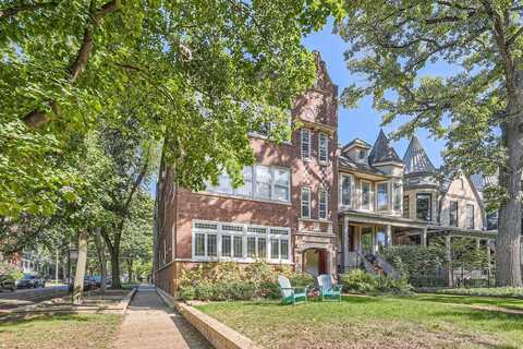 1469 W Berteau Avenue, Chicago, IL 60613