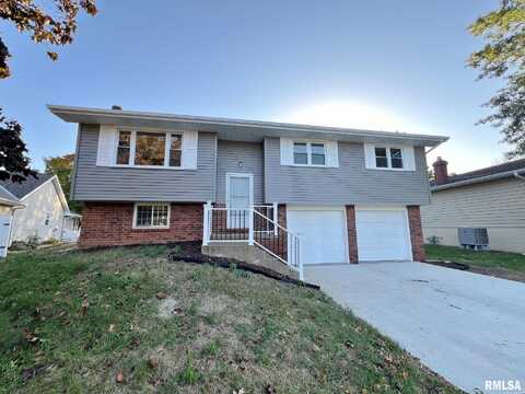 236 N CLOVERFIELD Drive, Chillicothe, IL 61523