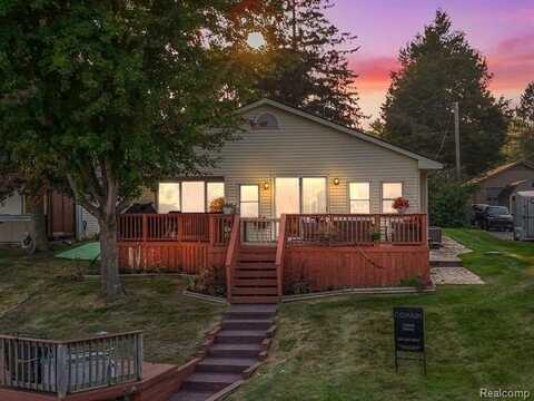 8437 WOODLAND SHORE Drive, Brighton, MI 48114