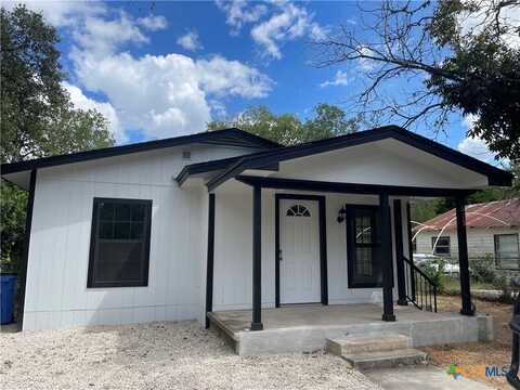 613 S Saunders Street, Seguin, TX 78155