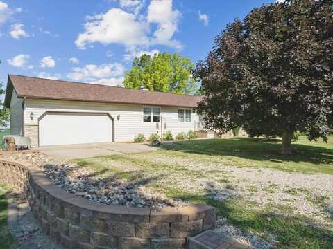 7290 29th Ave, Newhall, IA 52315