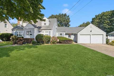 91 Laurel Road, Lindenhurst, NY 11757