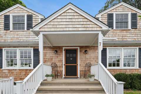 7 Grand Ave, Shelter Island Heights, NY 11965