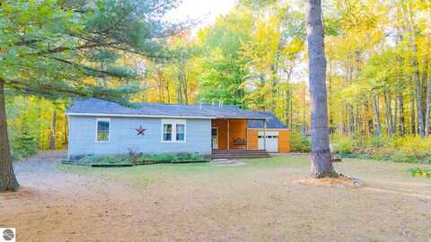 104 Woodhaven, Houghton Lake, MI 48629