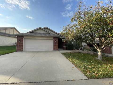 5825 SW Sterling LN, Topeka, KS 66604