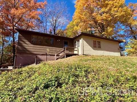 32 Lakeview, Ishpeming, MI 49849