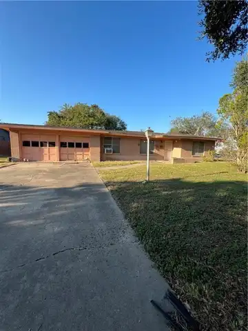 615 E Ligustrum Boulevard, Robstown, TX 78380