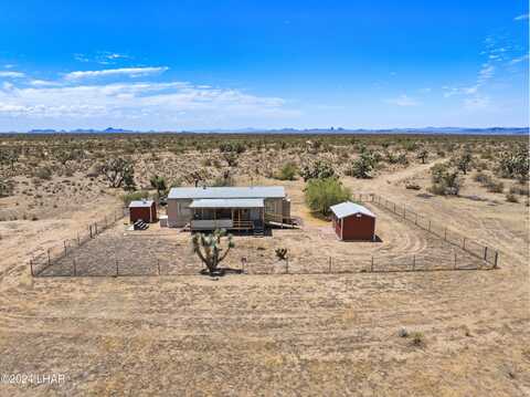 6705 E Red Barrel Rd, Yucca, AZ 86438