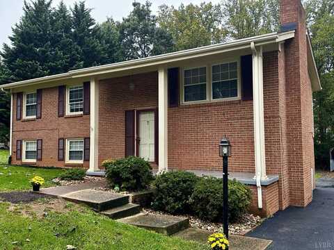 32 Pine Drive, Lynchburg, VA 24502